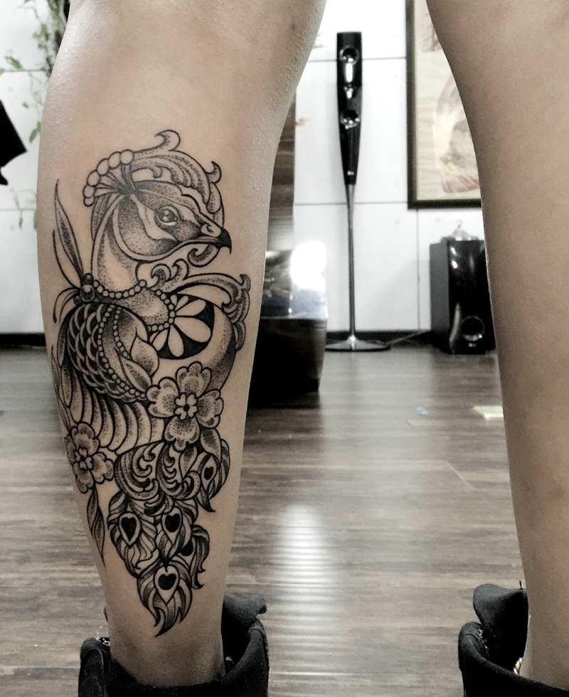 小腿外侧骄傲爱美的孔雀纹身图案