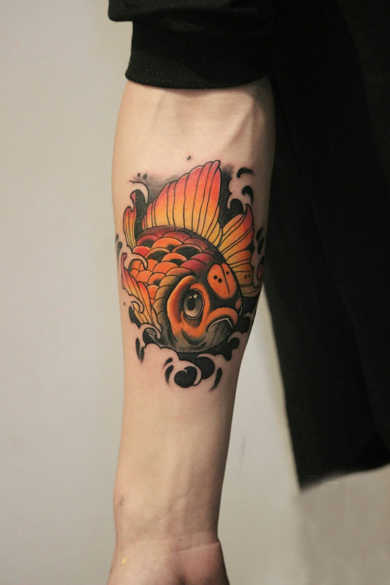 金鱼清雅手臂纹身花色迷人帅照