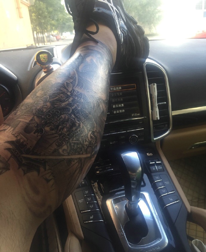 车内的小腿纹身图案个性豪放