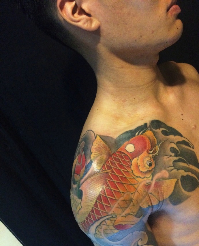色彩鲜艳的半甲金鲤鱼纹身图案