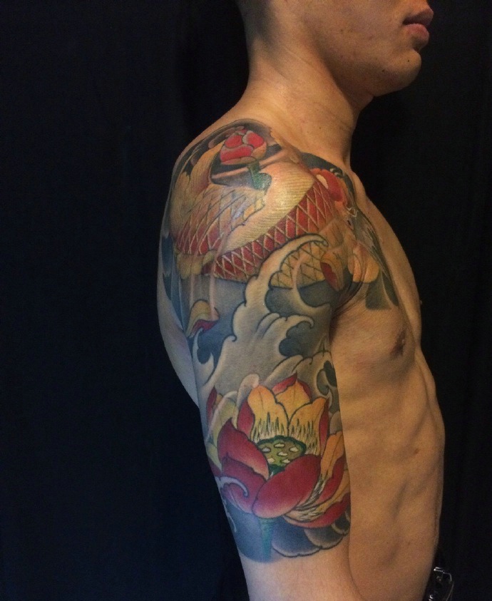 色彩鲜艳的半甲金鲤鱼纹身图案