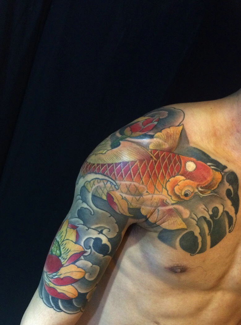 色彩鲜艳的半甲金鲤鱼纹身图案