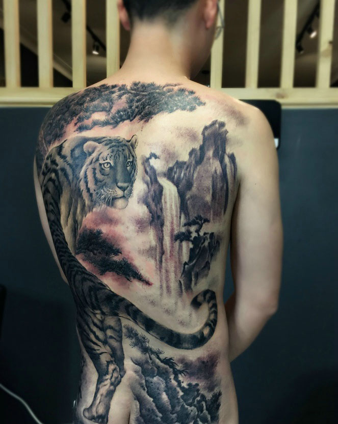 满背经典丰富的山水与老虎纹身图案