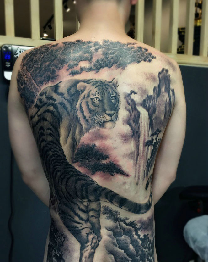 满背经典丰富的山水与老虎纹身图案