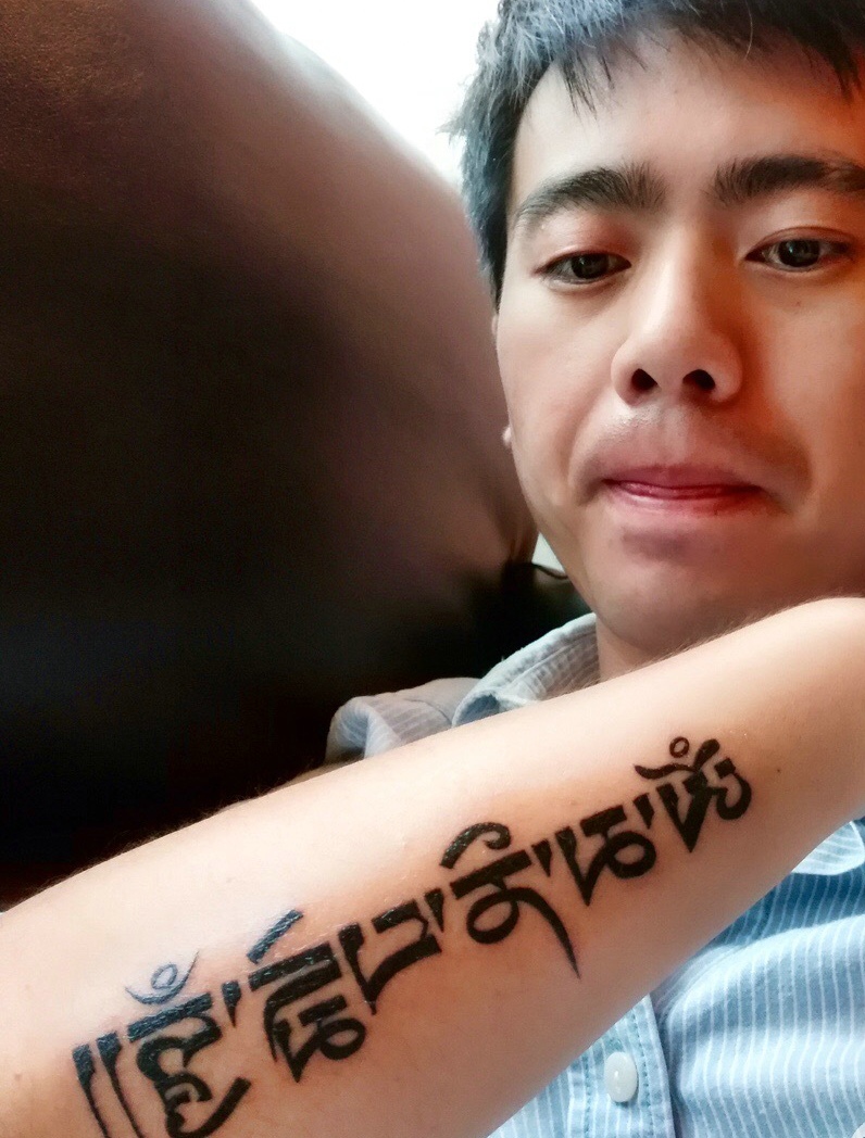 手臂外侧简约的梵文纹身刺青