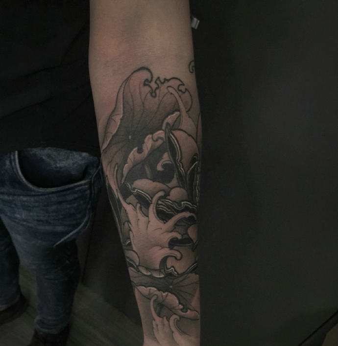 好看又时尚的手臂荷花纹身图案