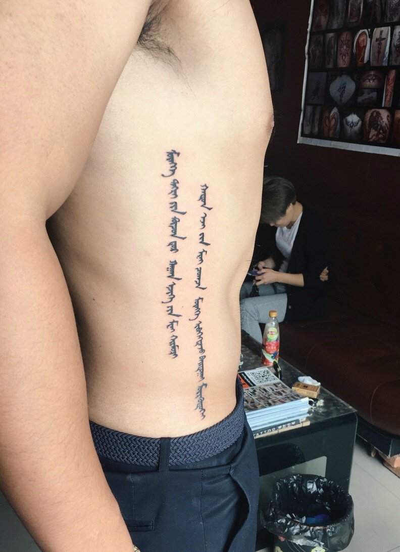 男士侧腰部的时尚梵文纹身图案