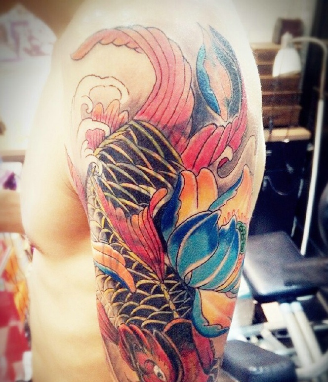 颜色绚丽的大臂红鲤鱼纹身图案