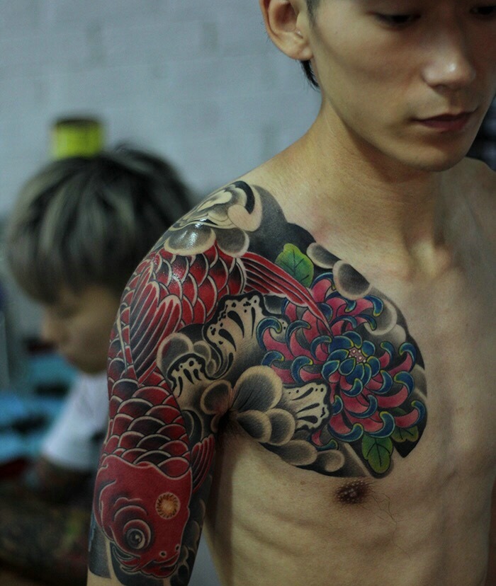 帅气小鲜肉半甲日式鲤鱼纹身图案