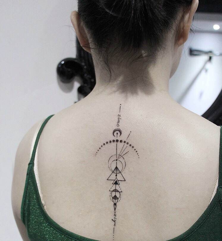 几种几何图案拼接而成的后背纹身图案