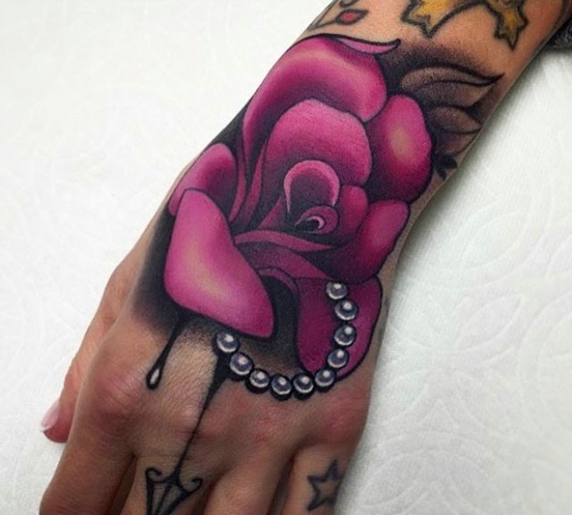 一组手有余香玫瑰纹身图案