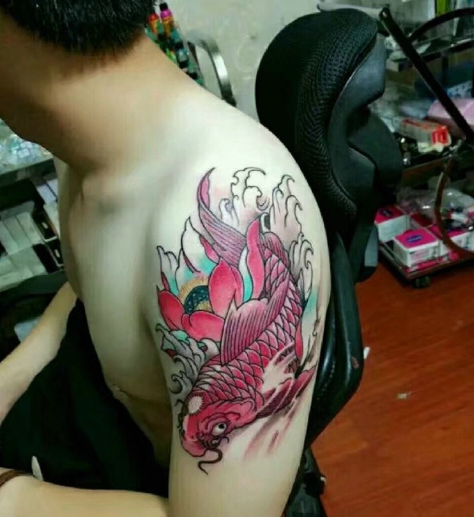 大臂一只活泼乱跳的红鲤鱼纹身图案