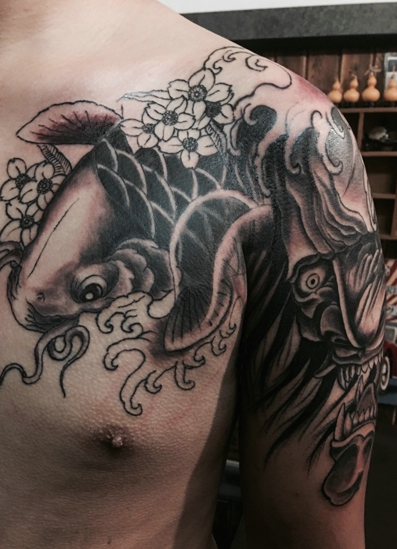 鲤鱼与般若结合的半甲纹身图案