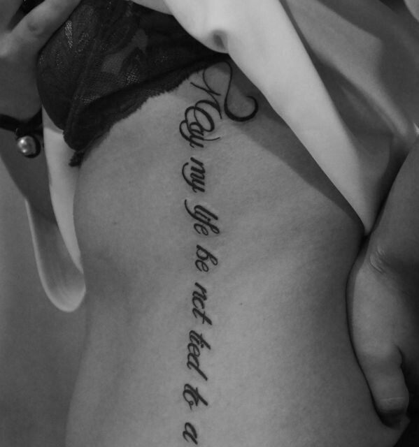 侧腰部大方耐看的英文纹身图案