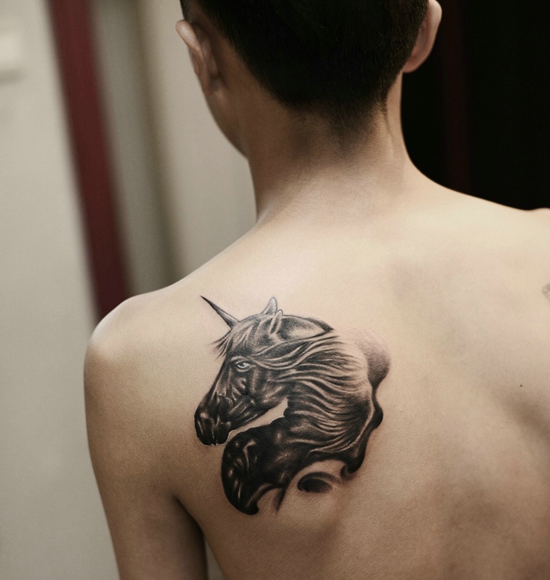 男士后背一匹独角兽纹身图案