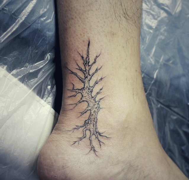 裸脚下的个性艺术图腾纹身图片