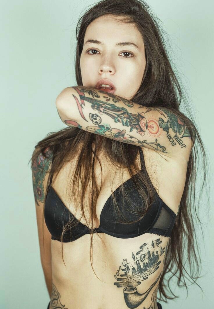 长发女生性感迷人的花臂纹身图案