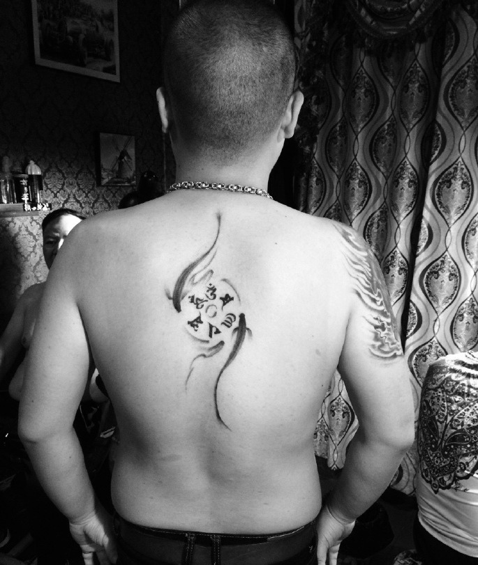 男士后背六字真言纹身图案