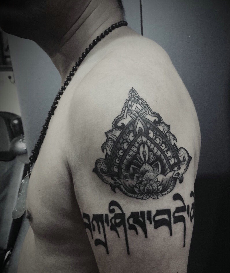 梵文与个性图案一起的手臂纹身