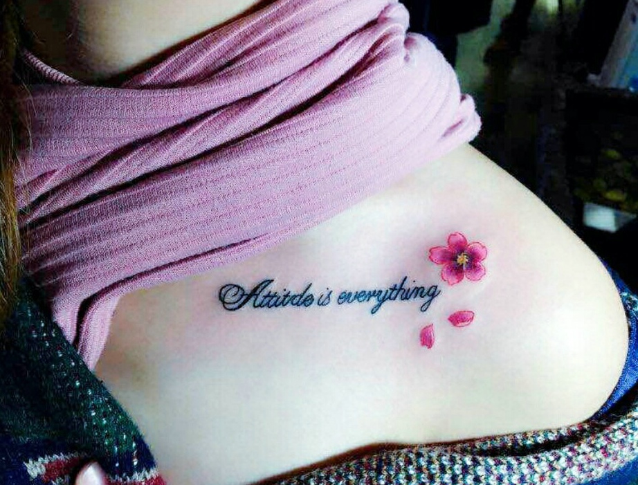 锁骨小樱花与英文纹身图案清新自然