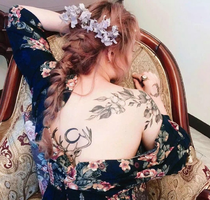 一组非常养颜的美女花朵纹身图案