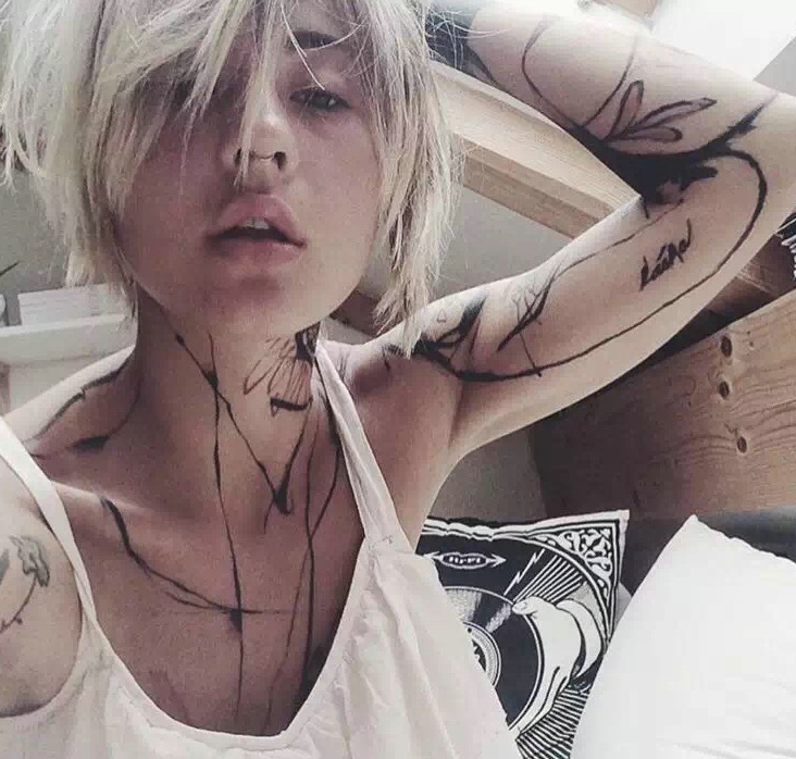 一组火辣辣的美女线条纹身图案