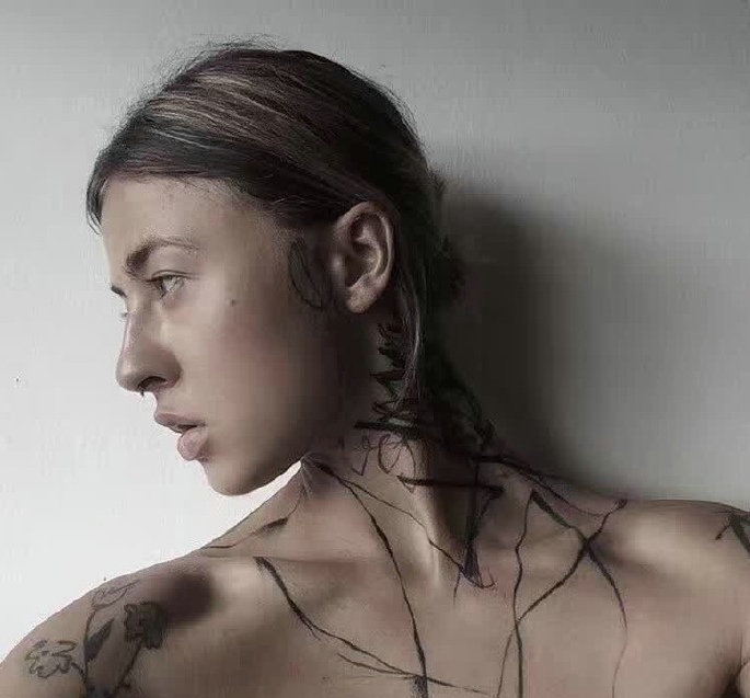 一组火辣辣的美女线条纹身图案