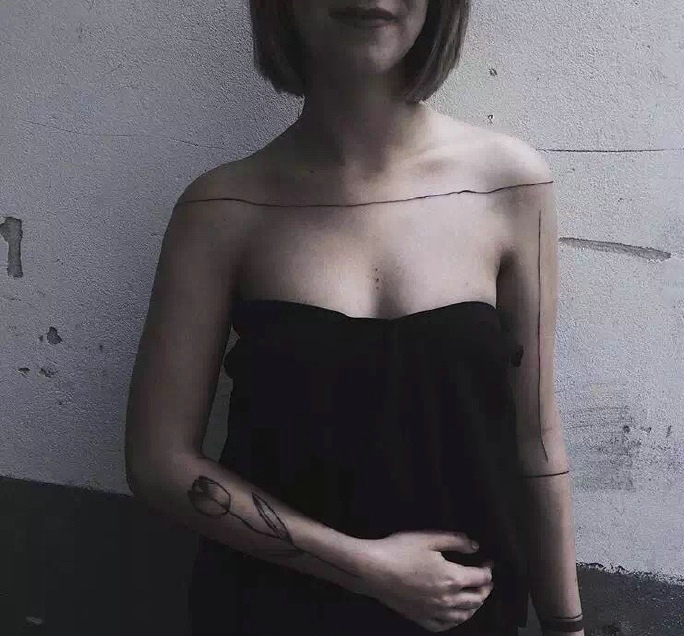 一组火辣辣的美女线条纹身图案