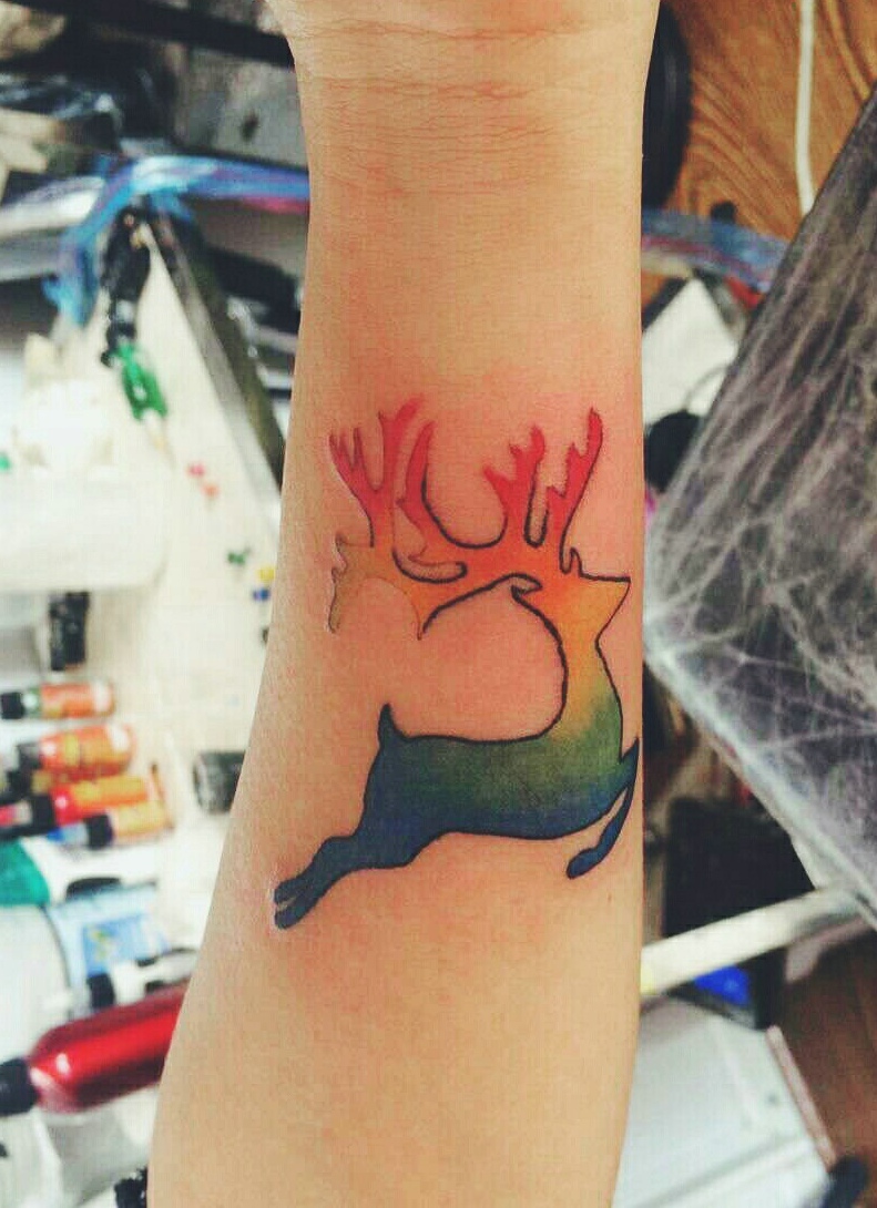 手臂彩色小鹿纹身图案很可爱