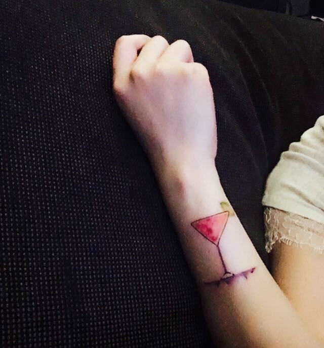 可爱好看的手臂小酒杯纹身图案