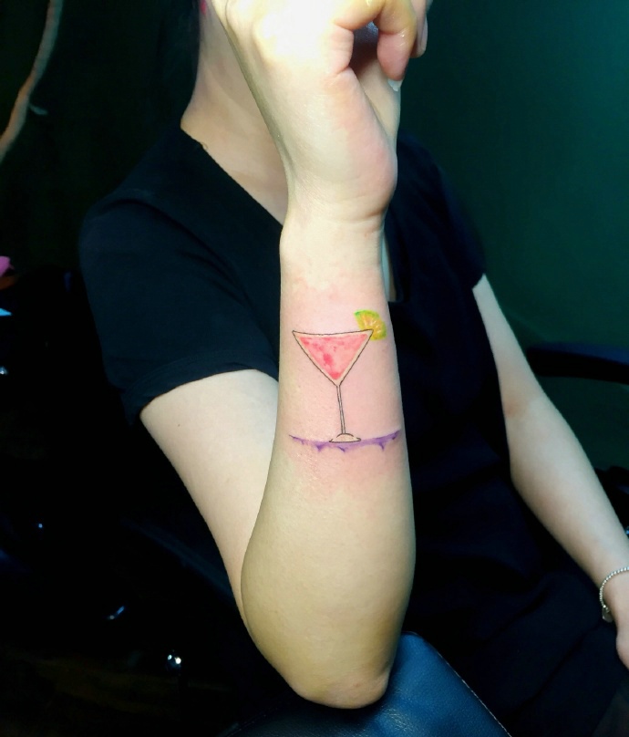 可爱好看的手臂小酒杯纹身图案