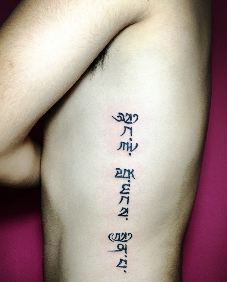 侧腰部有魅力的梵文纹身图案