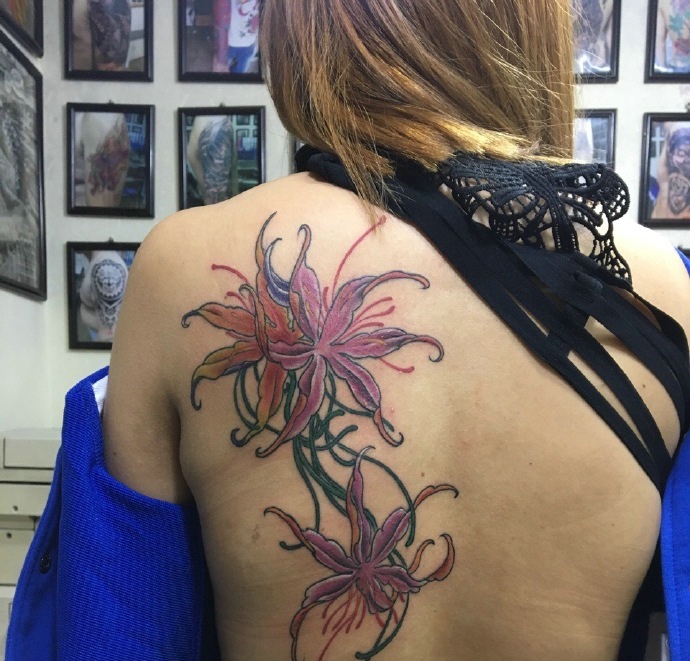 女生后背新时尚彼岸花纹身图案