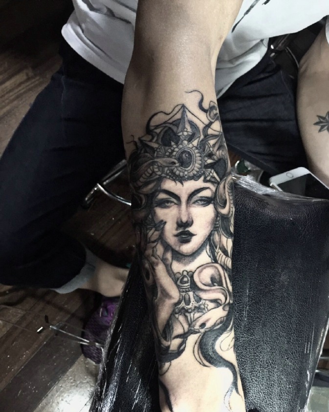 水墨手臂纹身图案个性十足