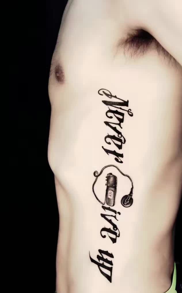 侧腰部清晰的英文纹身图案