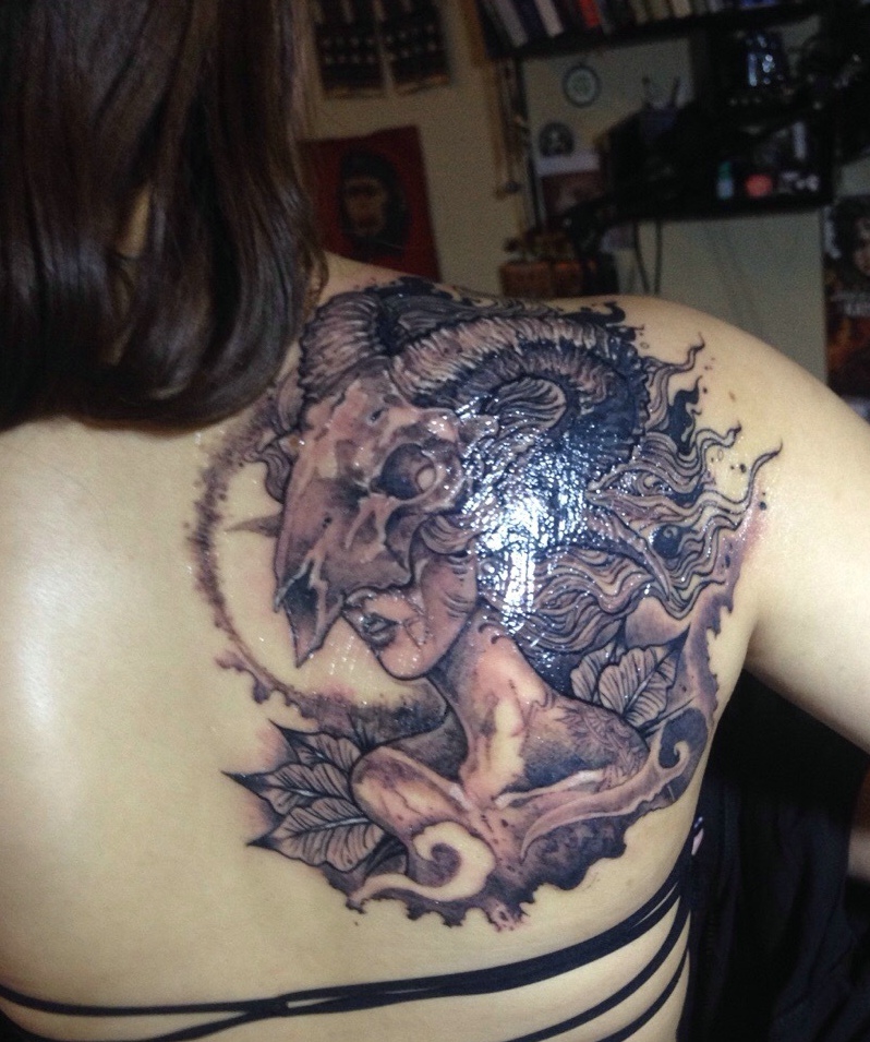 后背龙与美女结合的图腾纹身图案