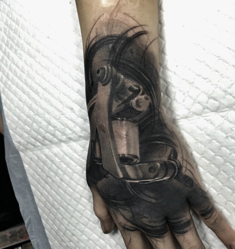 手背3d机械纹身图案很逼真