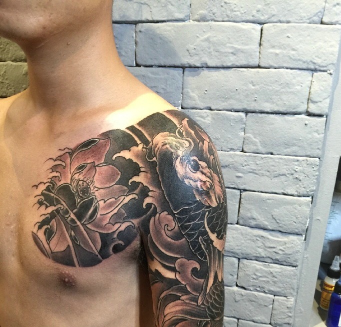 莲花与鲤鱼混合的半甲纹身图案