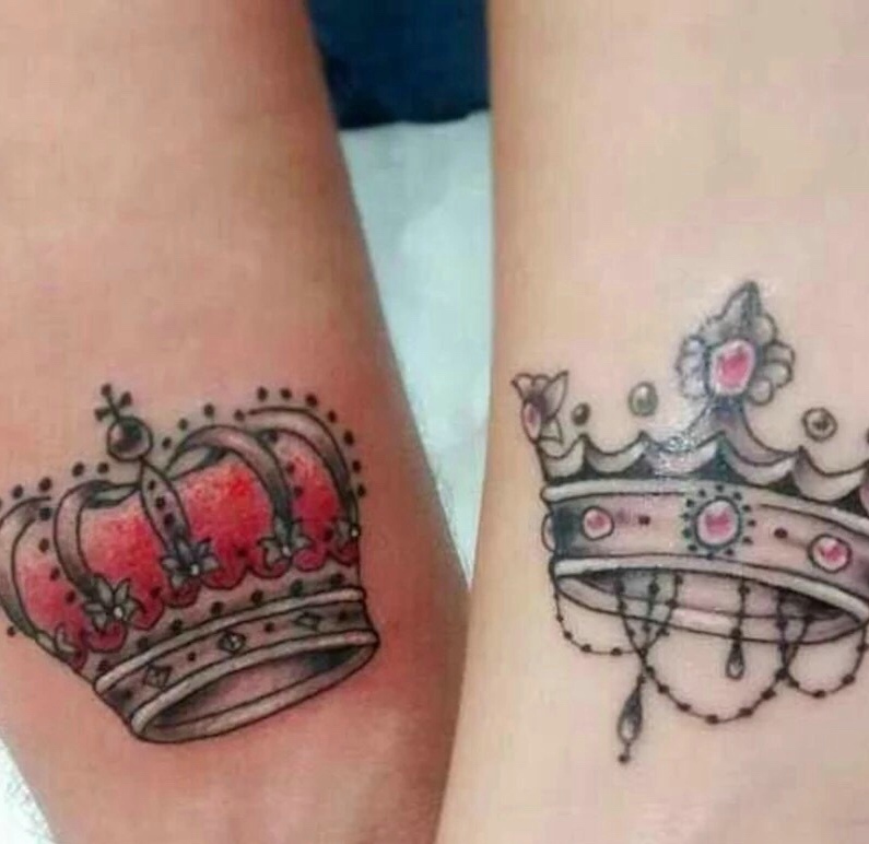 新时代腿部皇冠情侣纹身图案