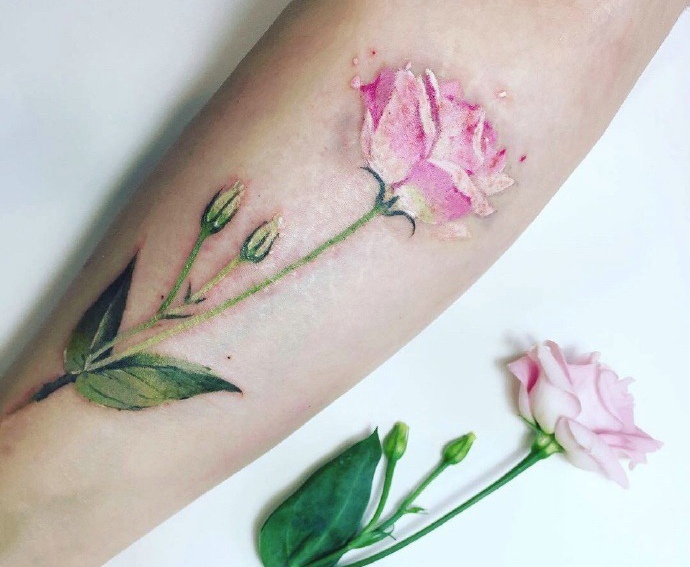 一组适合女生的水彩花朵纹身图案