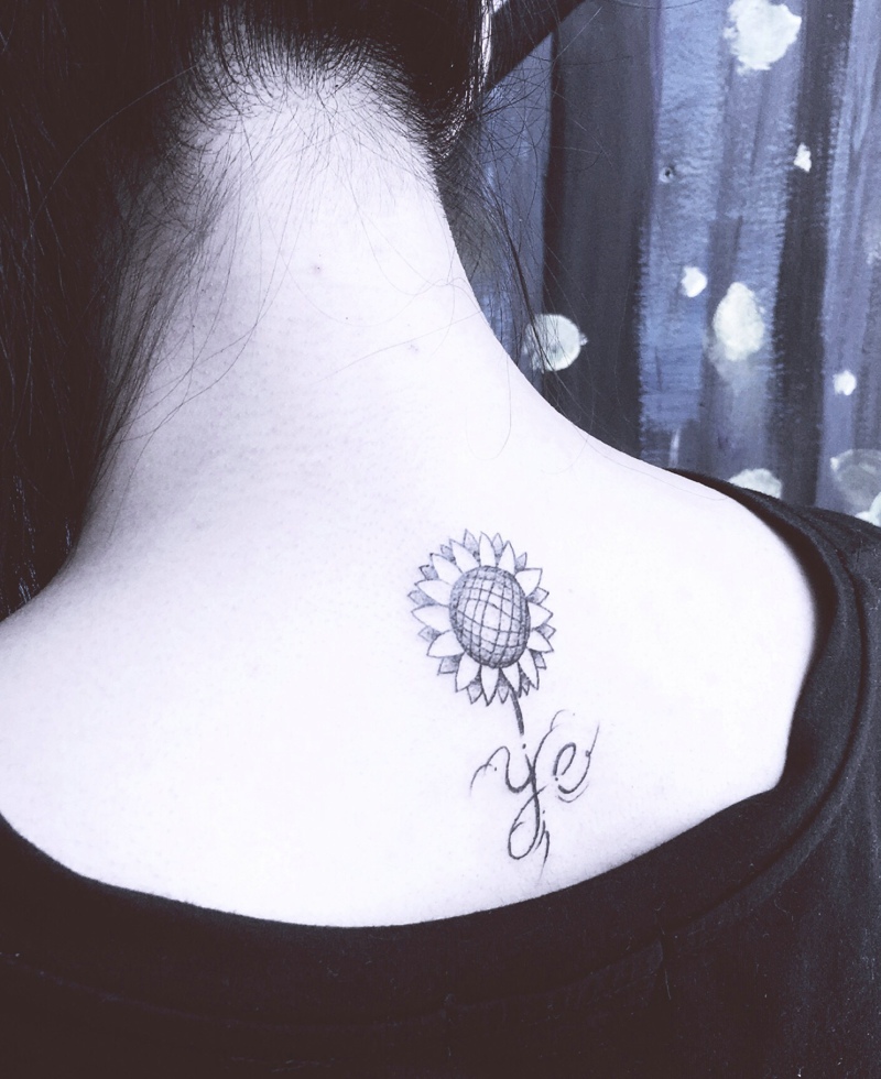 小女生后背向日葵纹身图案很清新