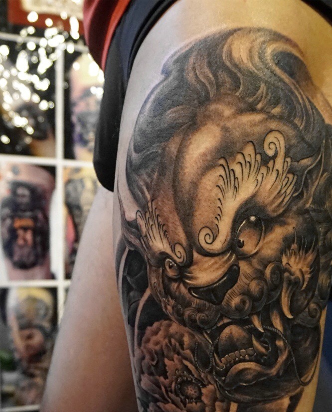 大腿外侧老传统图腾纹身图案