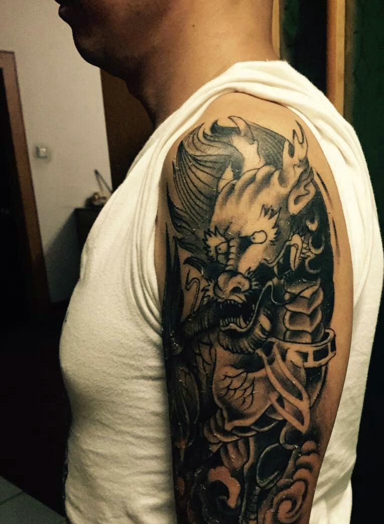 大臂经典老传统邪龙纹身图案魅力十足