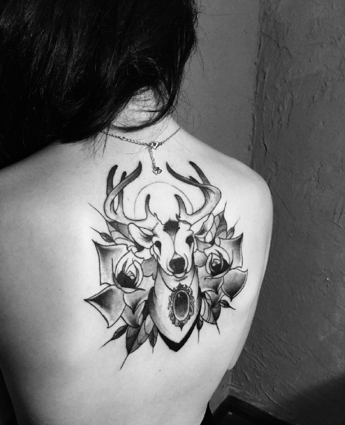 女生后背小鹿纹身图案很有个性