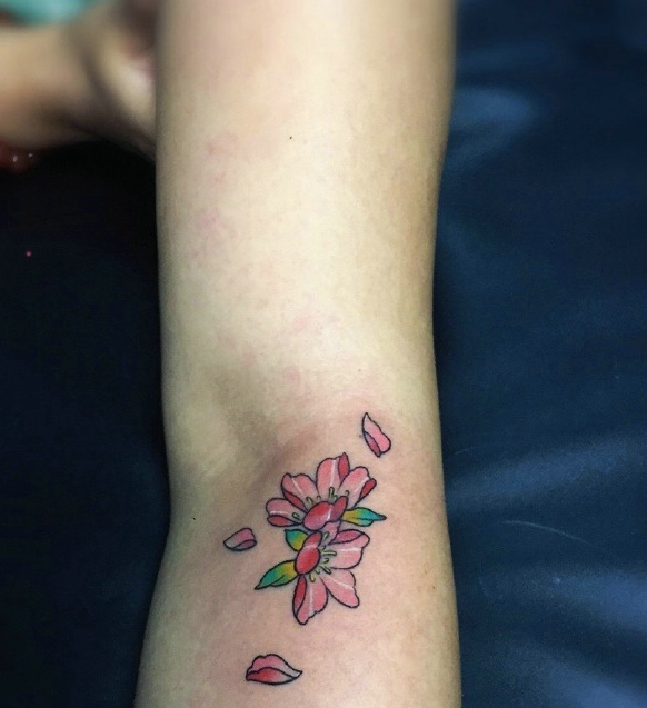 美丽动人的时尚花朵纹身图案