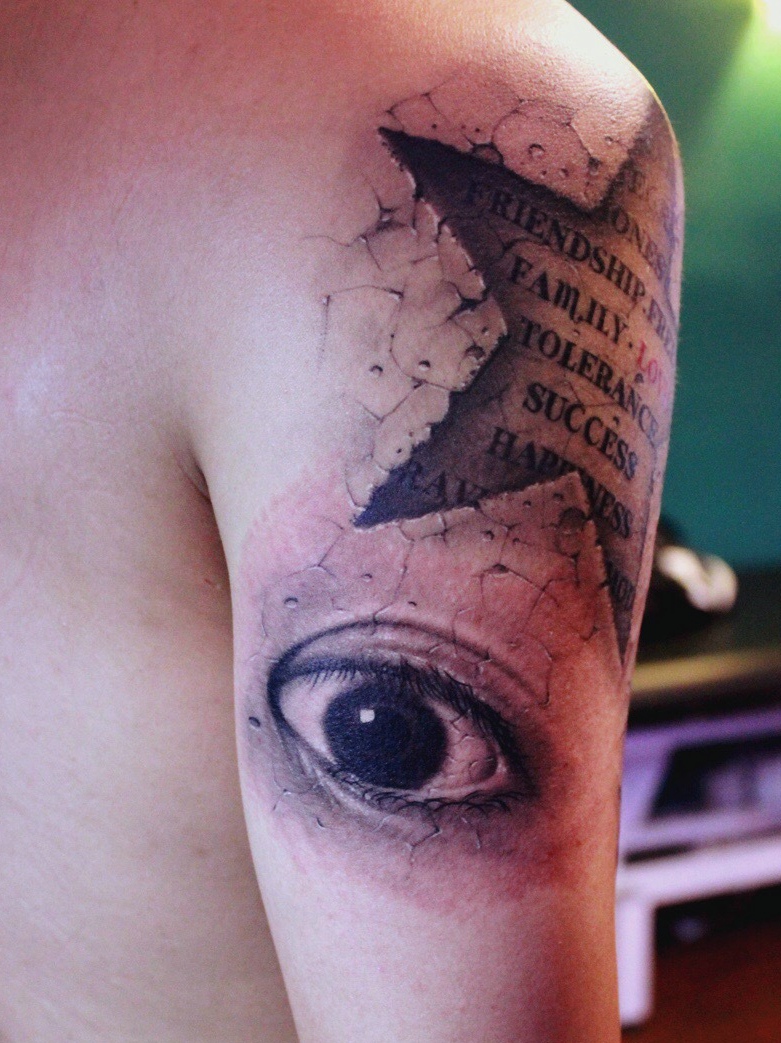 五角星与3d眼球的手臂纹身图案