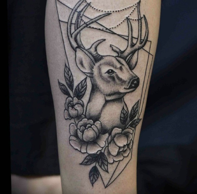 裸脚下新时尚小鹿纹身图案