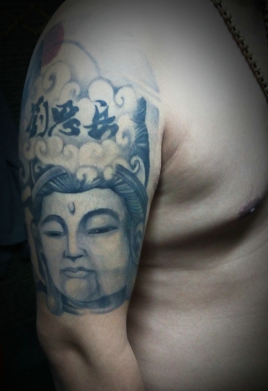 手臂灰色的佛像纹身图案显魅力