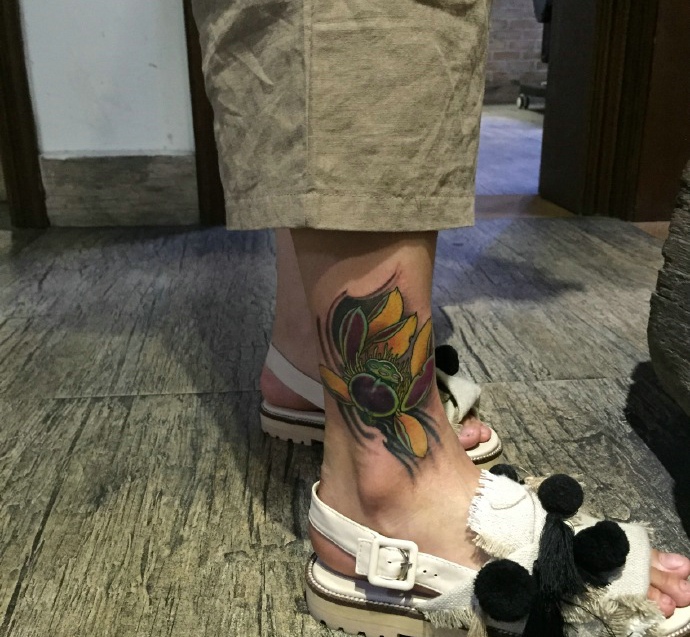 裸脚处色彩诱人的彩色荷花纹身图案