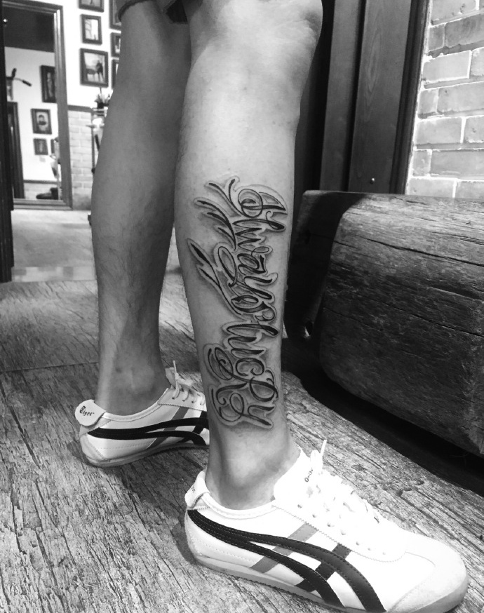 大花体英文腿部纹身图案很时尚